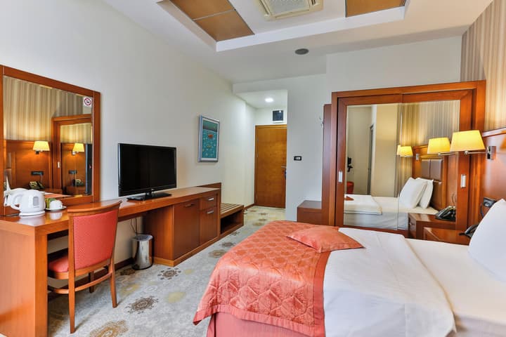 KINGS PARK HOTEL