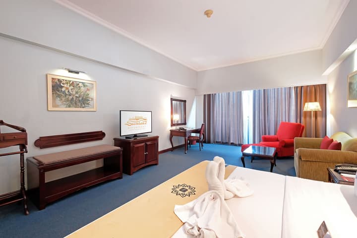 Sunlake Waterfront Resort and Convention