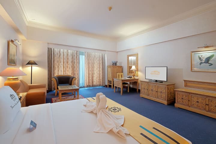 Sunlake Waterfront Resort and Convention