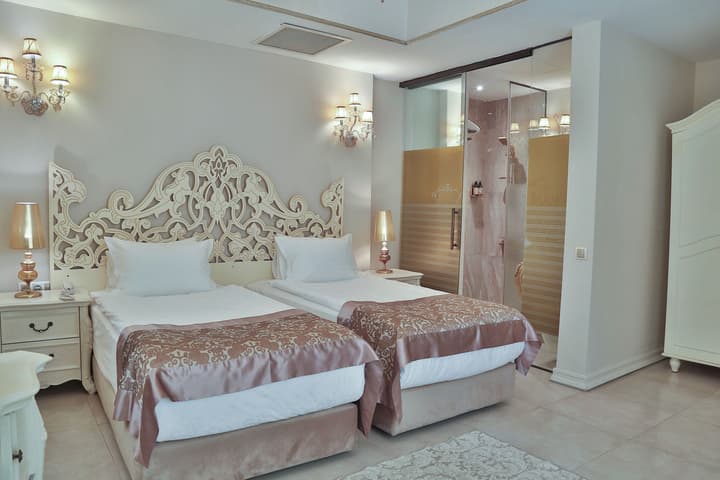 Elegance East Hotel - Boutique Class