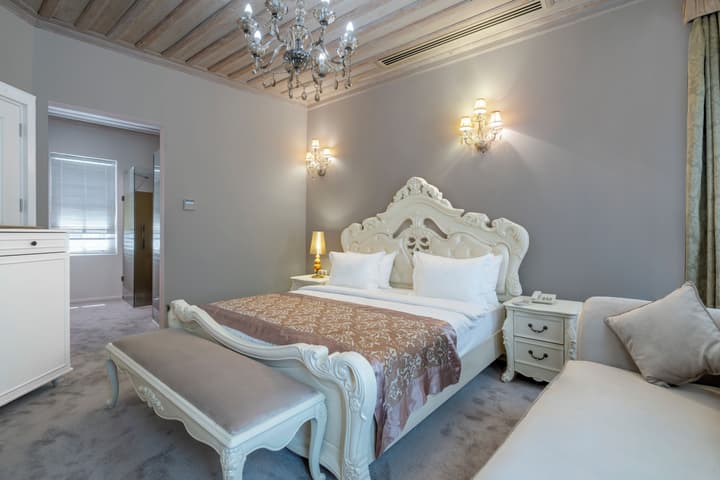 Elegance East Hotel - Boutique Class