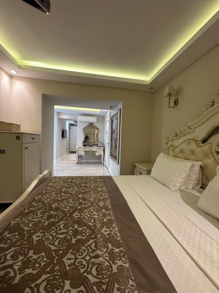 Elegance East Hotel - Boutique Class
