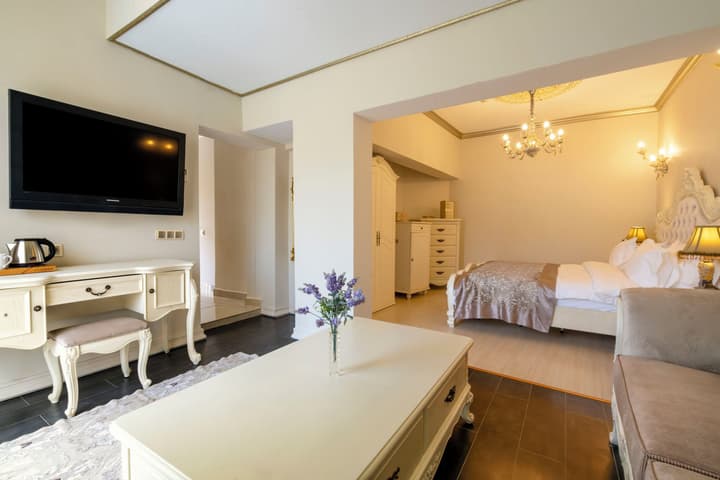 Elegance East Hotel - Boutique Class