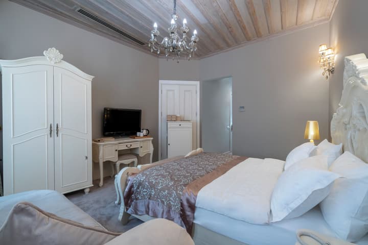 Elegance East Hotel - Boutique Class