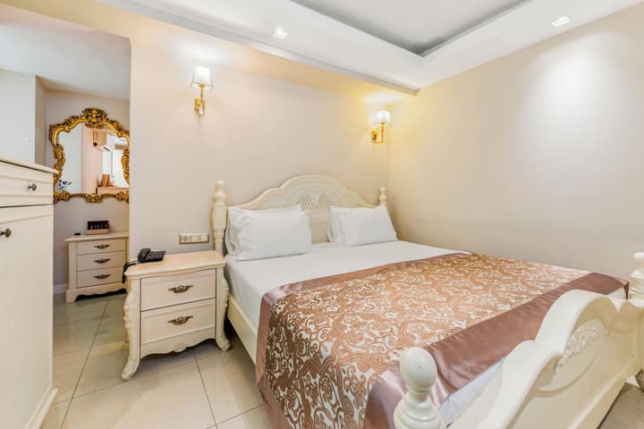 Elegance East Hotel - Boutique Class