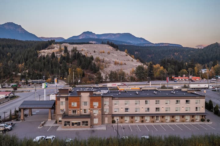Holiday Inn Express Golden-Kicking Horse by IHG