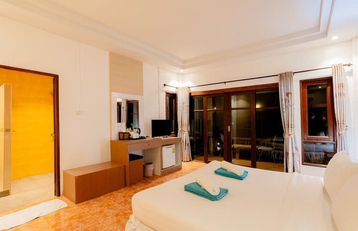 Tonsai Bay Resort