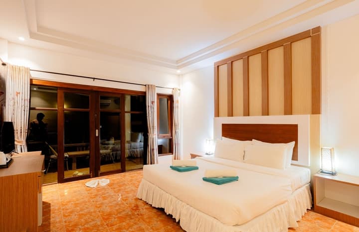 Tonsai Bay Resort
