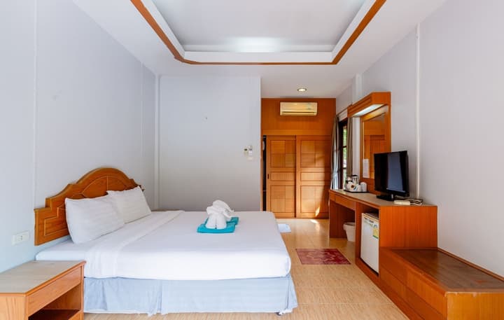Tonsai Bay Resort