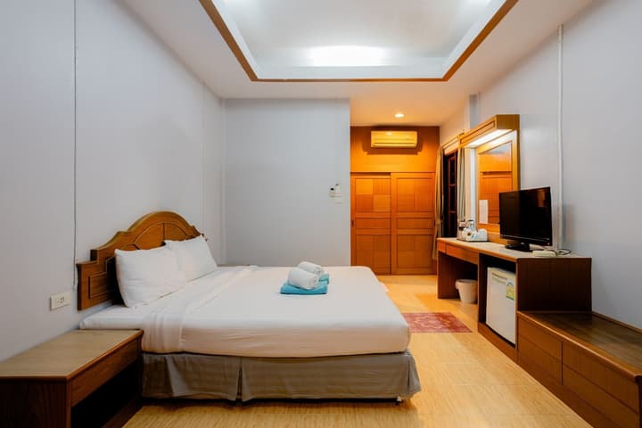 Tonsai Bay Resort