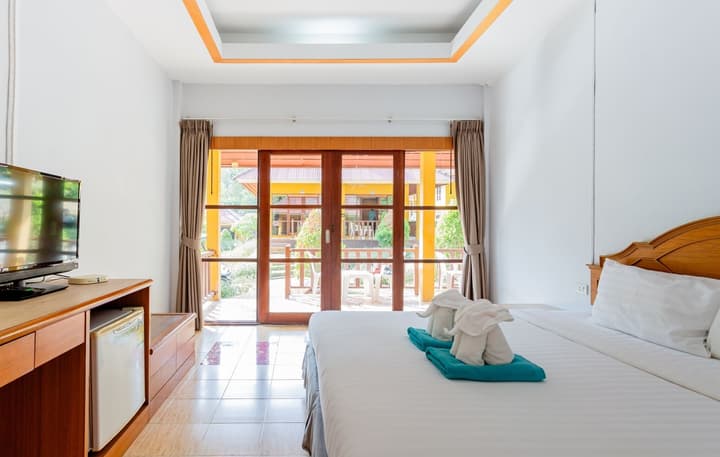 Tonsai Bay Resort