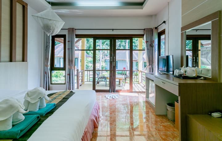 Tonsai Bay Resort