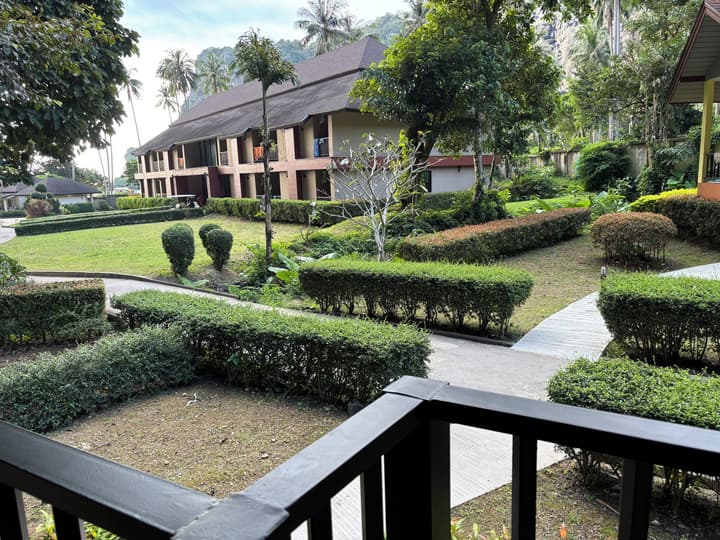 Tonsai Bay Resort