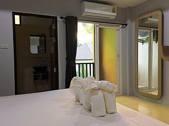 Tonsai Bay Resort