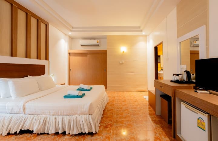 Tonsai Bay Resort