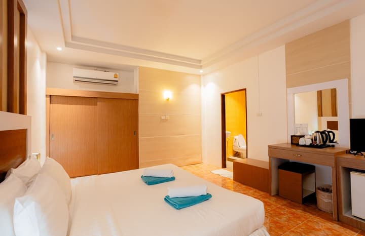 Tonsai Bay Resort