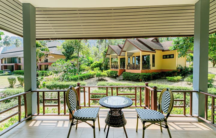 Tonsai Bay Resort