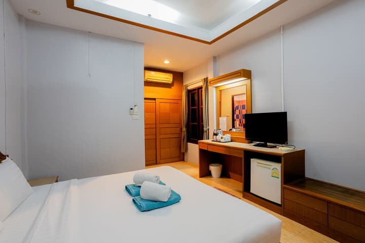 Tonsai Bay Resort