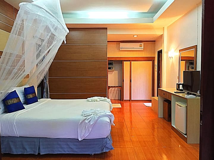 Tonsai Bay Resort