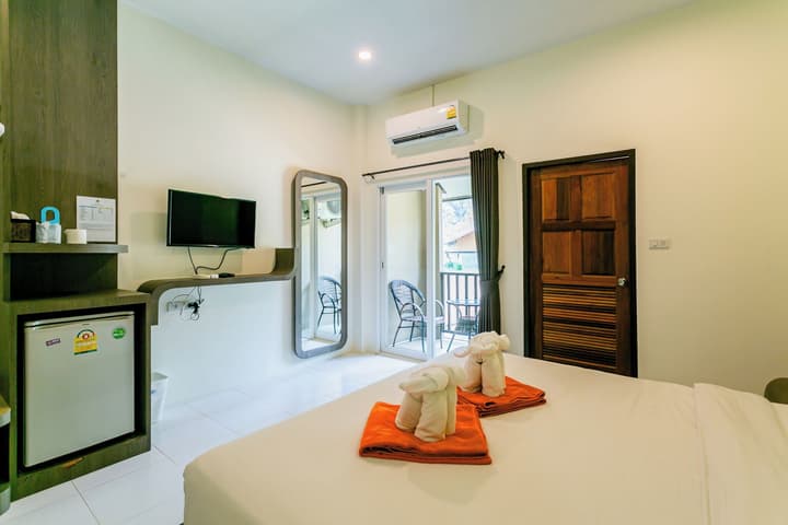 Tonsai Bay Resort