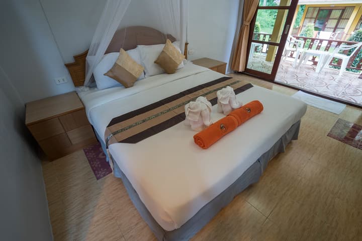 Tonsai Bay Resort