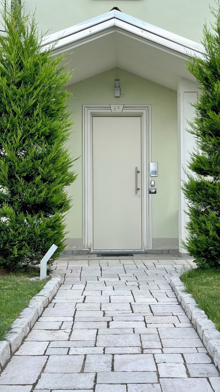 Eremes Rooms & Apartments