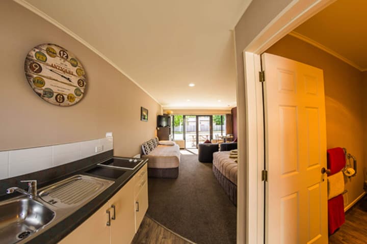 Lakefront Lodge
