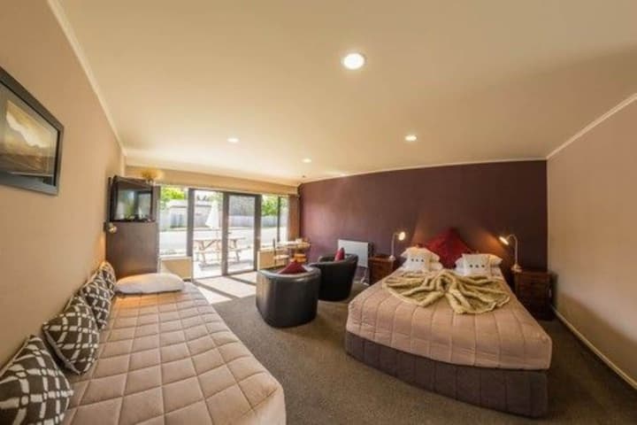 Lakefront Lodge