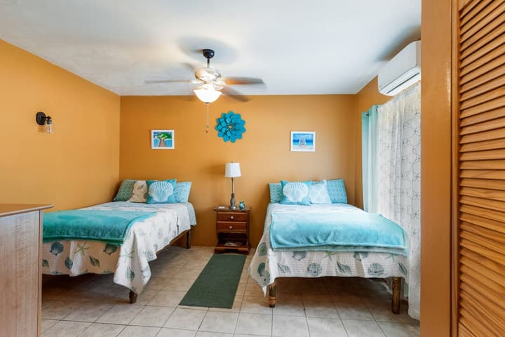 YanceyLargoEstate 2BR Villa w/Mountain Views by RedAwning