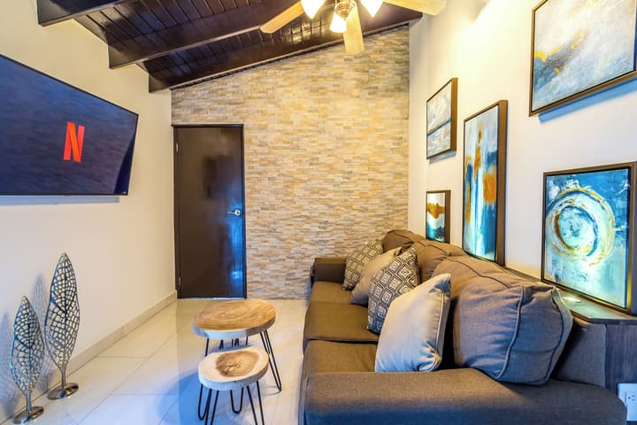 Apartment With Charming Patio+ BBQ Near Beach! Util's
