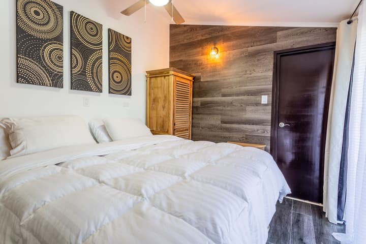 Apartment With Charming Patio+ BBQ Near Beach! Util's