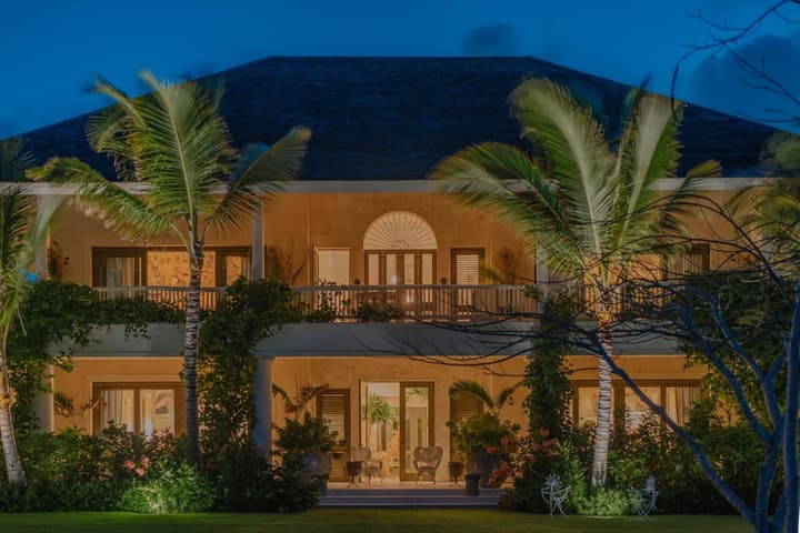 One-of-a-kind Villa With Open Spaces and Amazing Views in Luxury Beach Resort