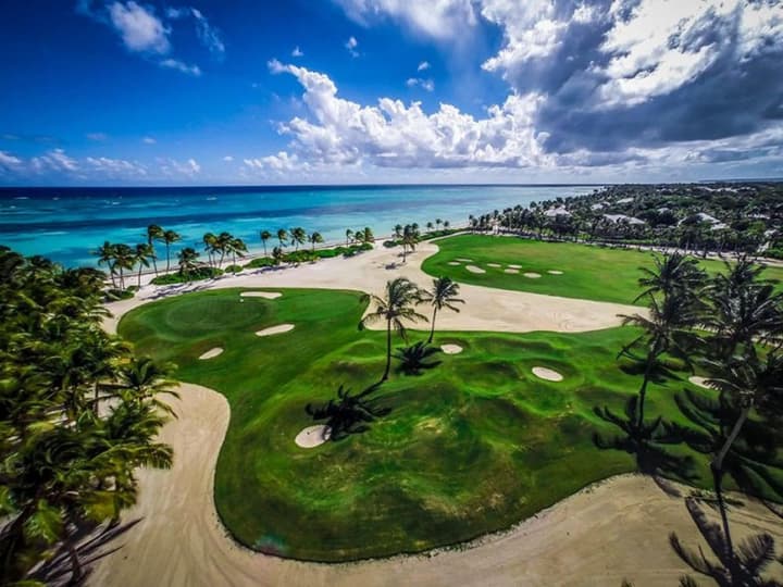 One-of-a-kind Villa With Open Spaces and Amazing Views in Luxury Beach Resort