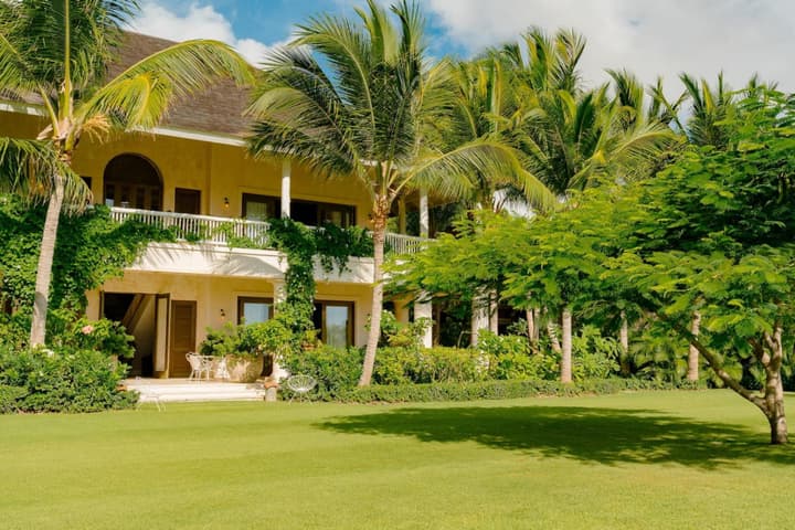 One-of-a-kind Villa With Open Spaces and Amazing Views in Luxury Beach Resort