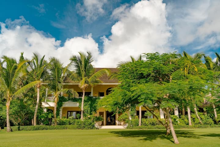 One-of-a-kind Villa With Open Spaces and Amazing Views in Luxury Beach Resort