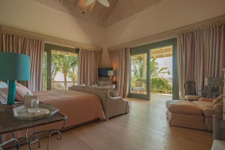One-of-a-kind Villa With Open Spaces and Amazing Views in Luxury Beach Resort