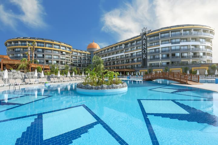 Arnor De Luxe Hotel