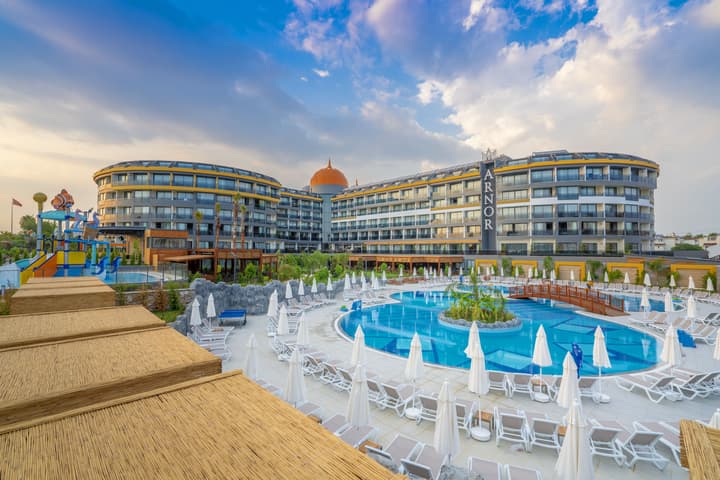Arnor De Luxe Hotel