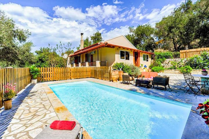 Dimitris Cottage in Apergatika
