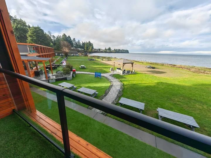 Sea Edge Beachside Hotel