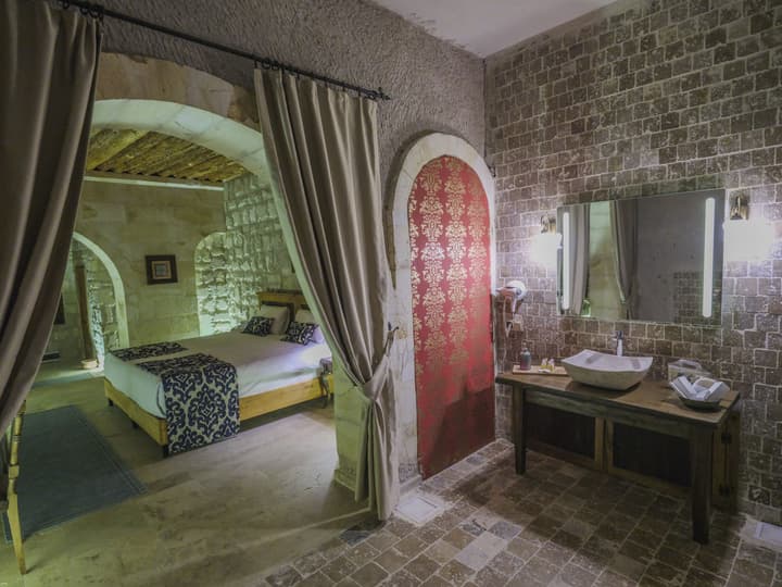 Kalsedon Cave Suites