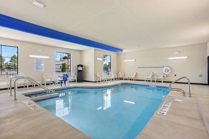 Cobblestone Hotel & Suites - De Pere/Green Bay