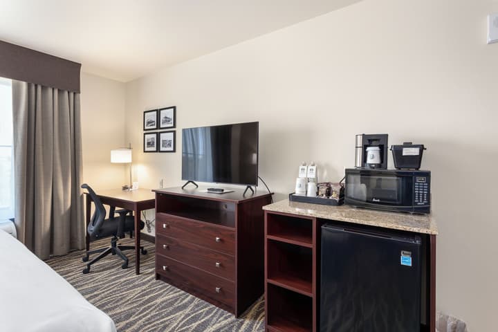 Cobblestone Hotel & Suites - De Pere/Green Bay