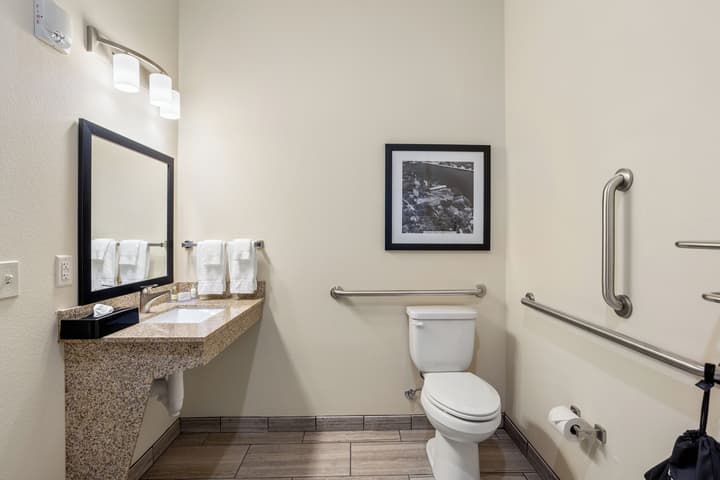 Cobblestone Hotel & Suites - De Pere/Green Bay