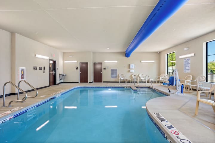 Cobblestone Hotel & Suites - De Pere/Green Bay