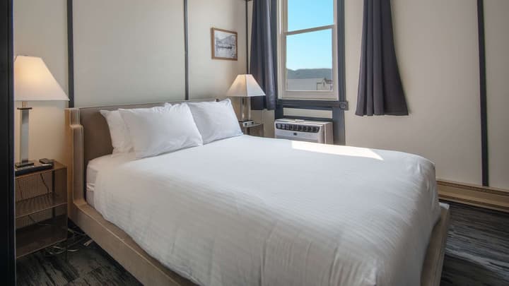 Midnight Sun, a Coast Hotel