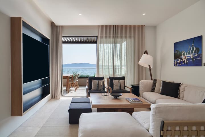 W Costa Navarino