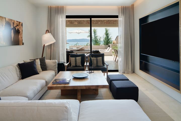 W Costa Navarino