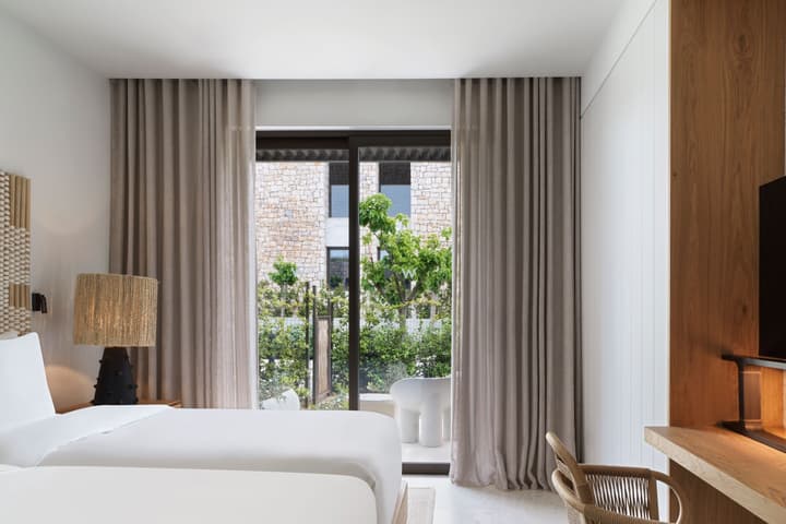 W Costa Navarino