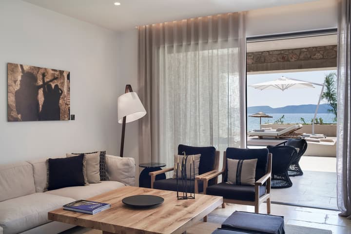 W Costa Navarino